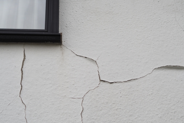 ひび割れた壁
